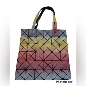 Geometric Holographic Tote
